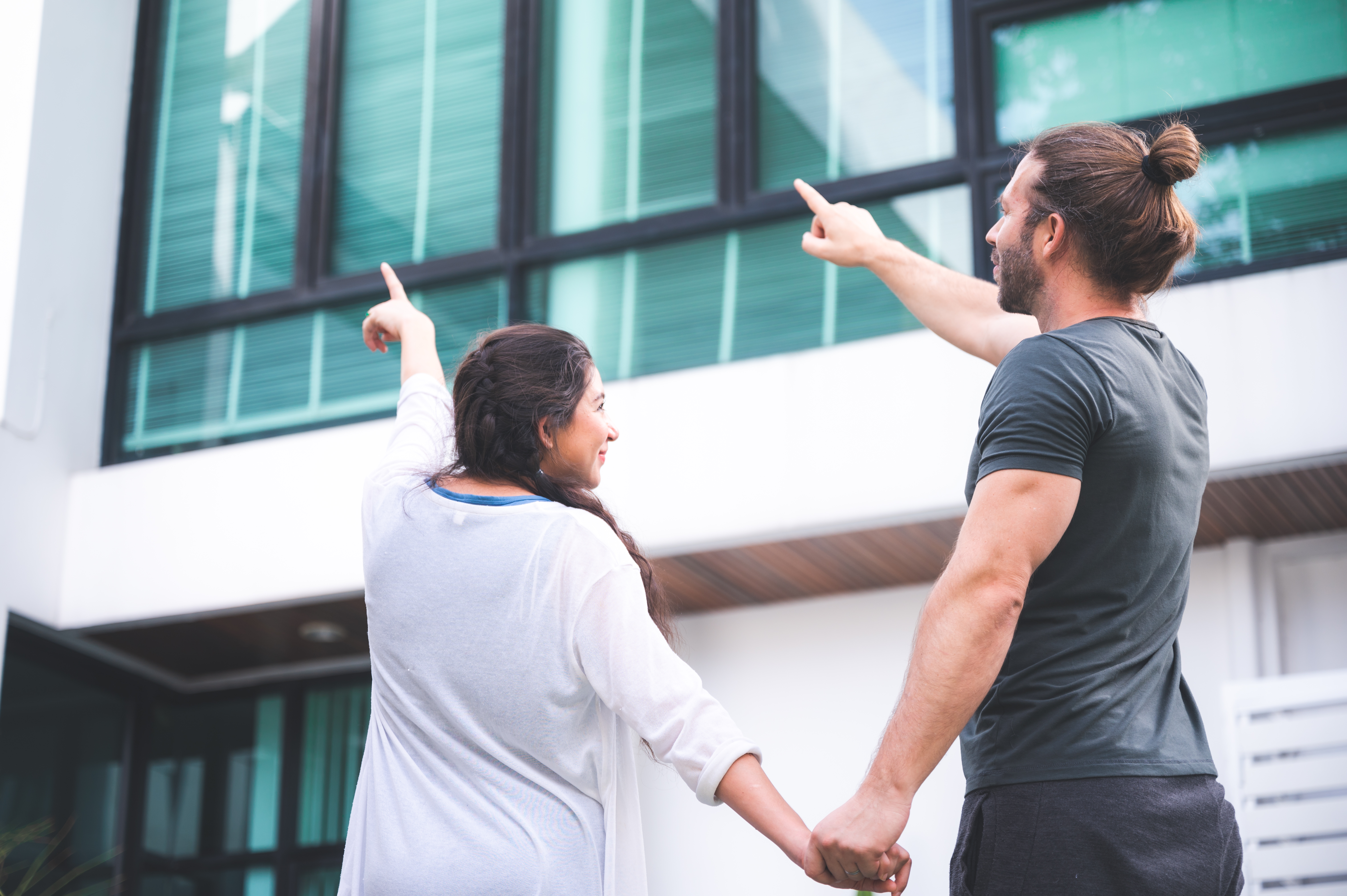 Two people comparing apartment options together on a screen
