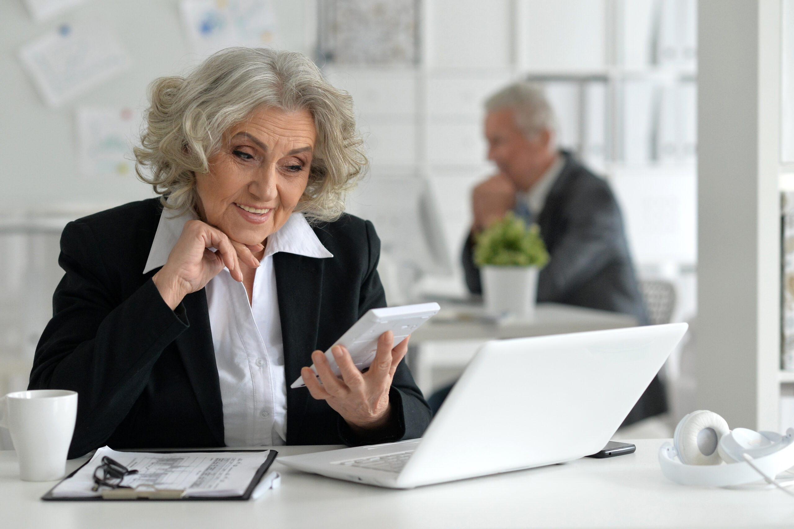 senior-woman-looking-computer-searching