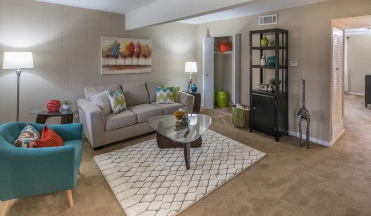 Living room with carpet flooring at Heather Ridge Apartments in Columbia, Missouri