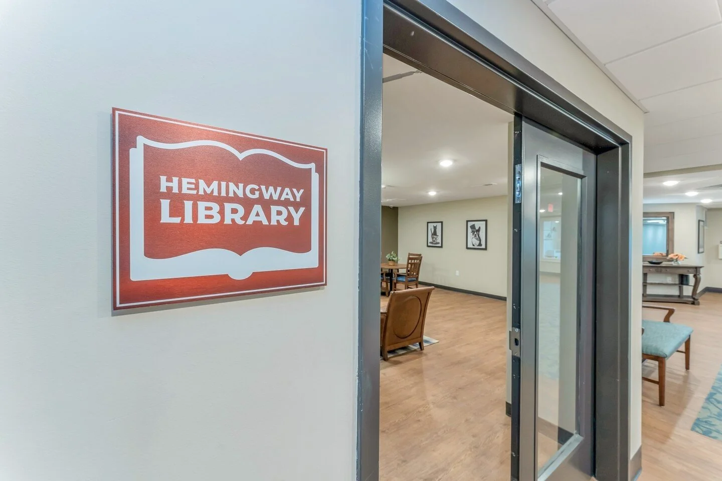 The ideal Saturday morning: getting cozy by the fire in the Hemmingway Library with a good book 📚