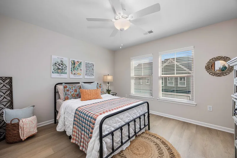 Guest bedroom with queen bed
