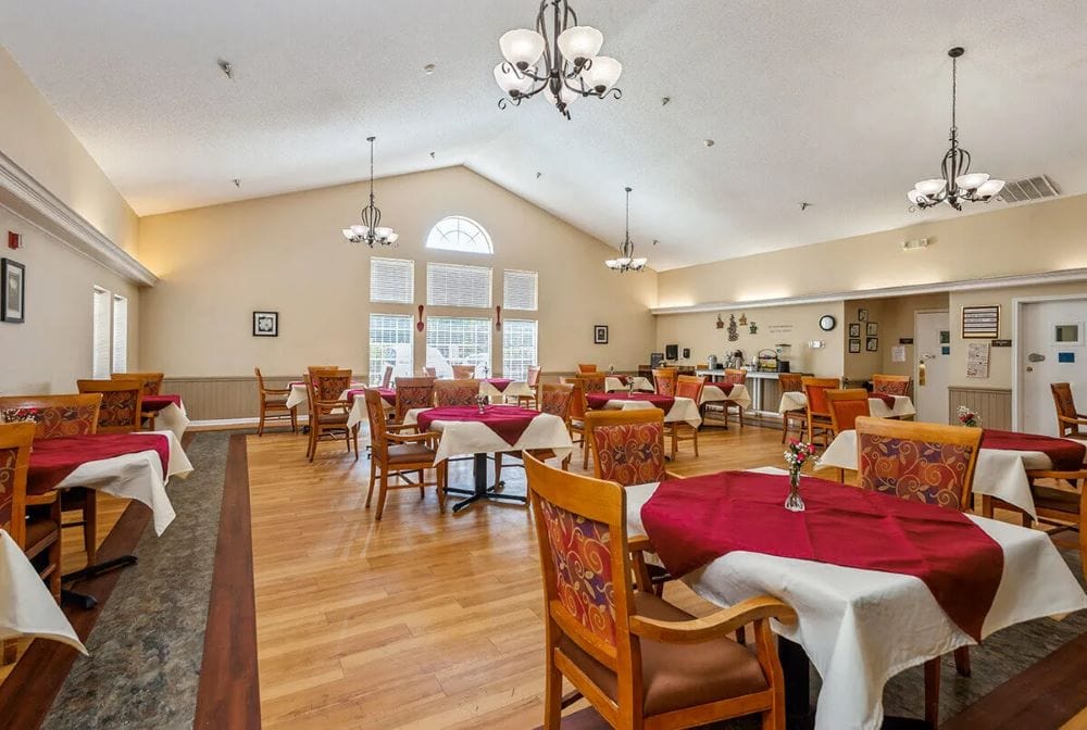 7 DiningRoom Lucas Court
