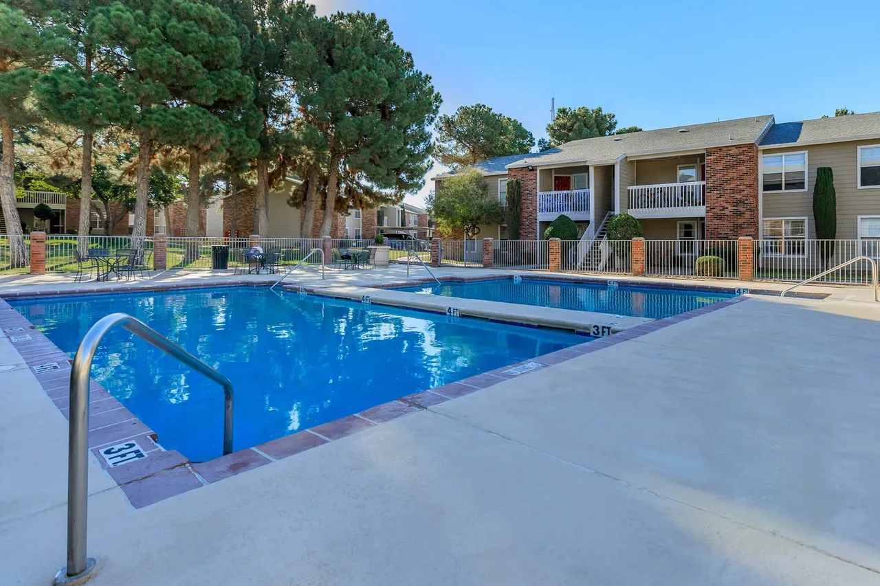 2 Relaxing Lounge Pools with Sundecks