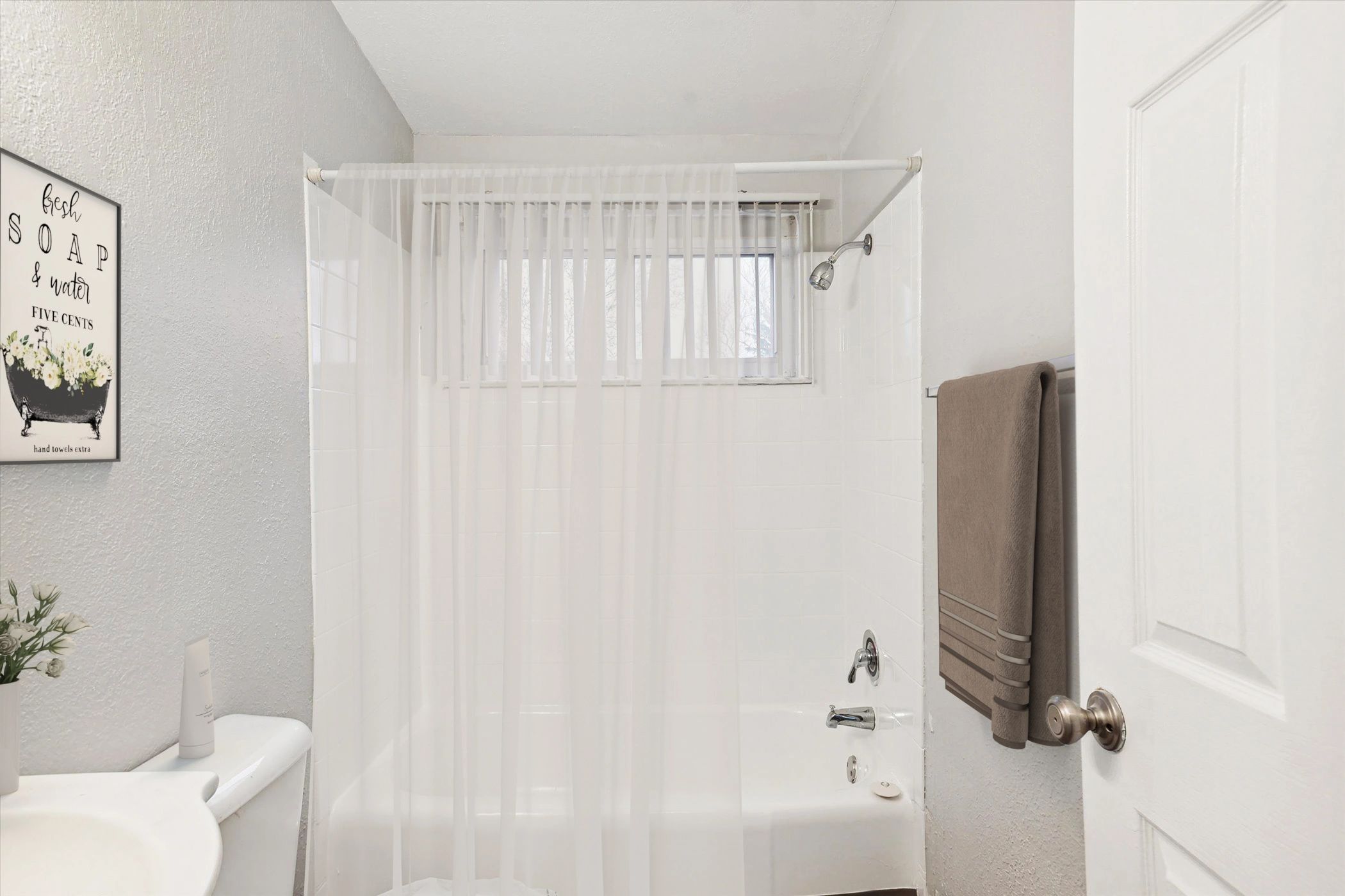//img1.wsimg.com/isteam/ip/3008d46c-ba92-4ae7-a909-e98d420d0c43/14-1428-Village-Ln-Apt-1129-Ypsilanti-MI-48198.jpg/:/rs=w:1300,h:800