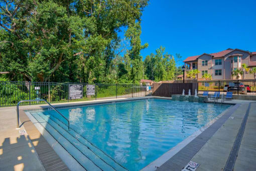 esort style pool