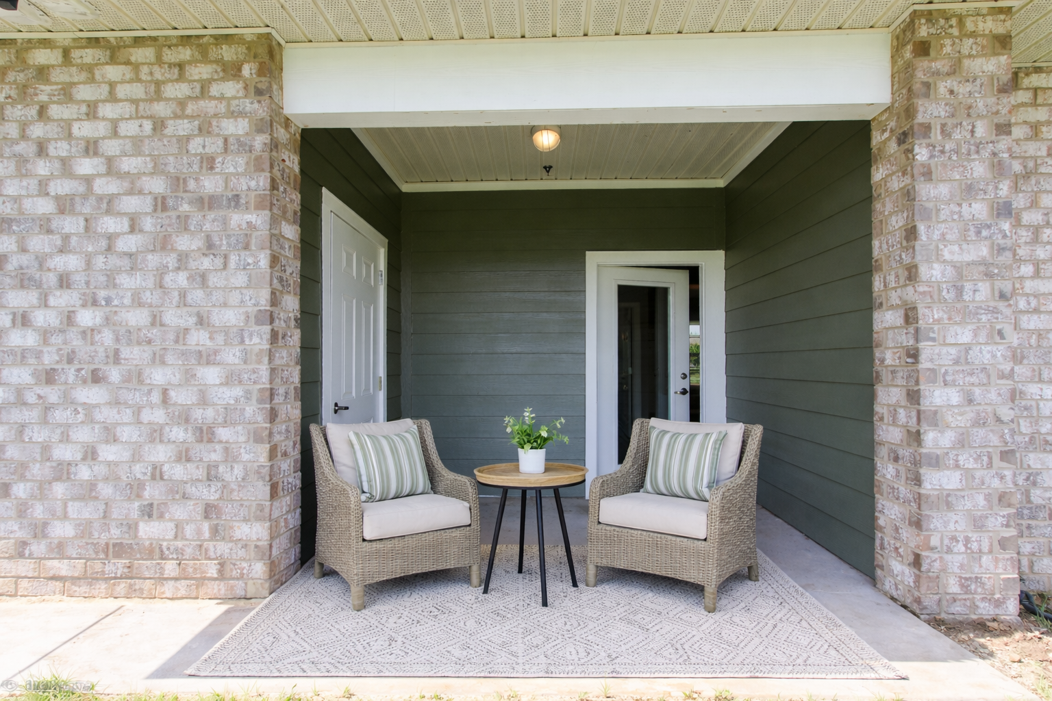 4 South Oak Patio