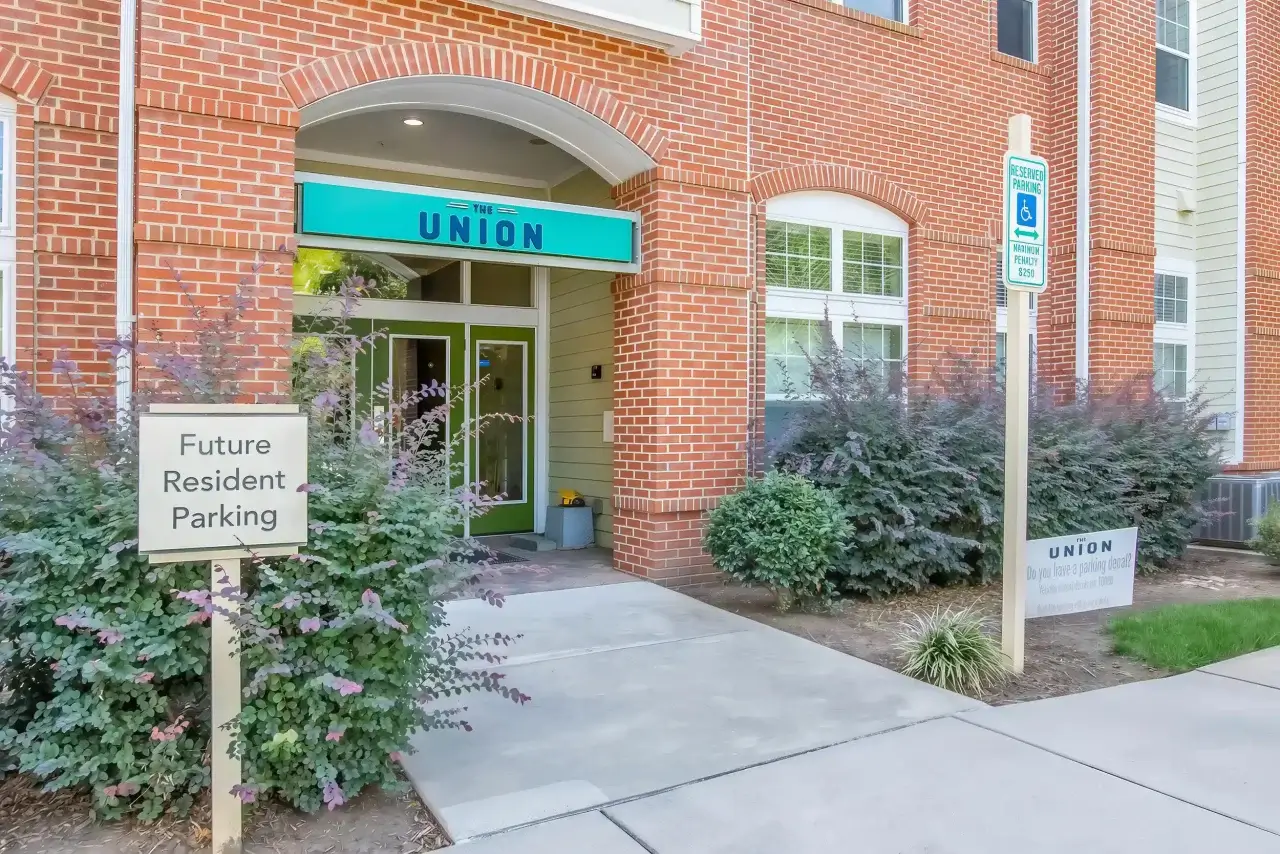 the-union-apartments-near-unc-charlotte-leasing-office-entrance
