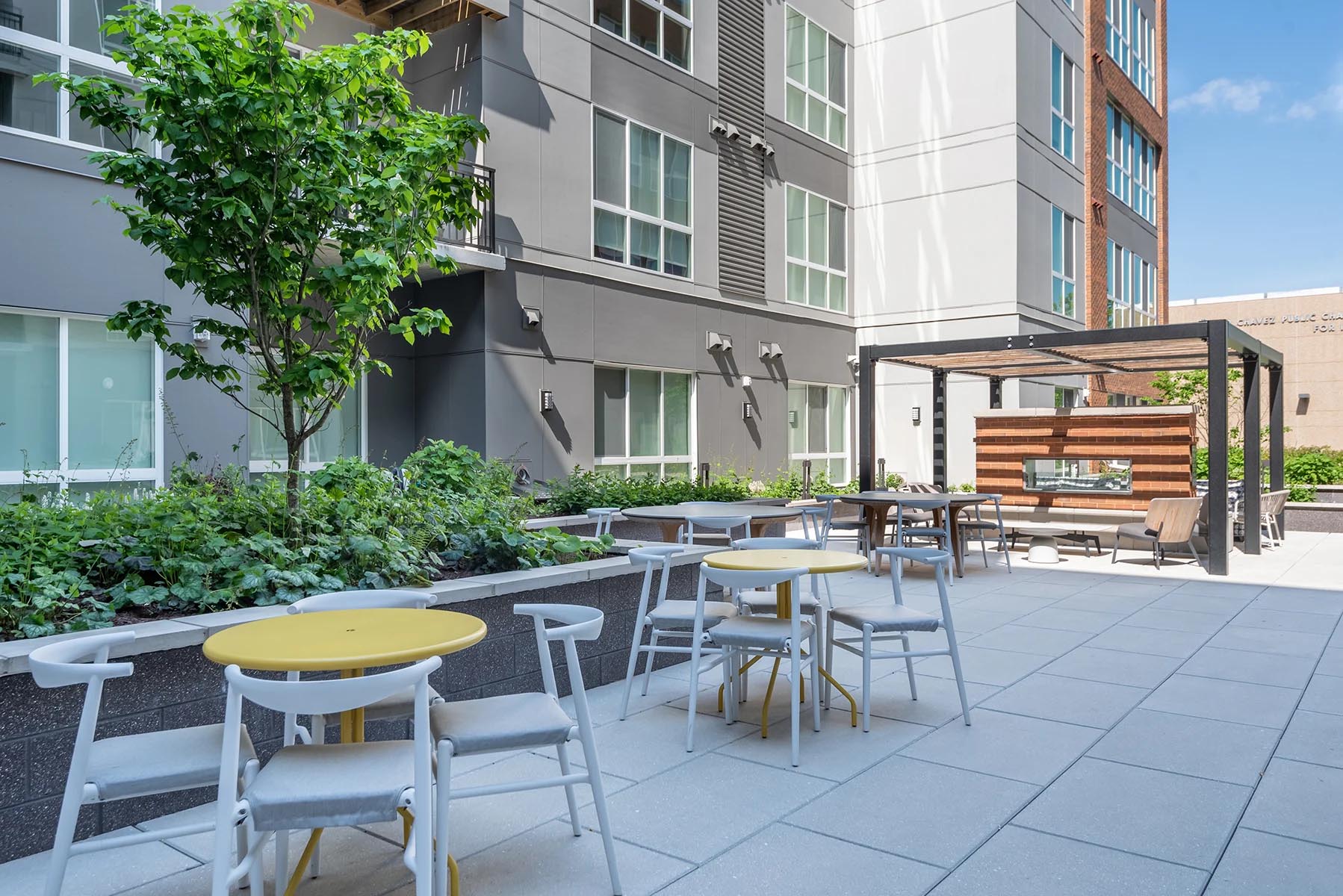 NE DC apartments with courtyard seating and dining near metro
