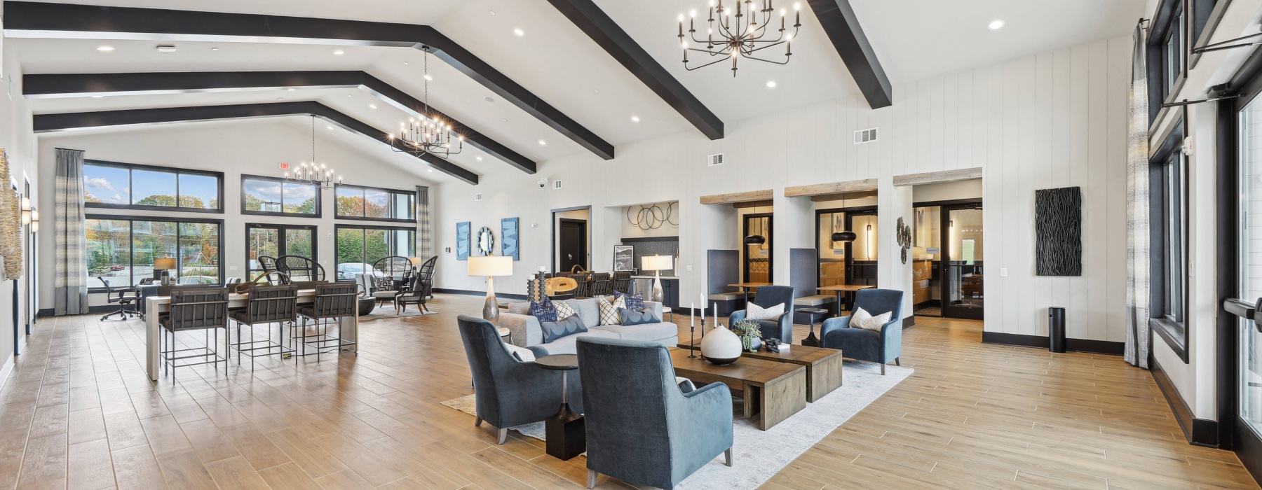 A residential clubhouse with chairs and tables at The Hudson best apartments in Chattanooga, TN.