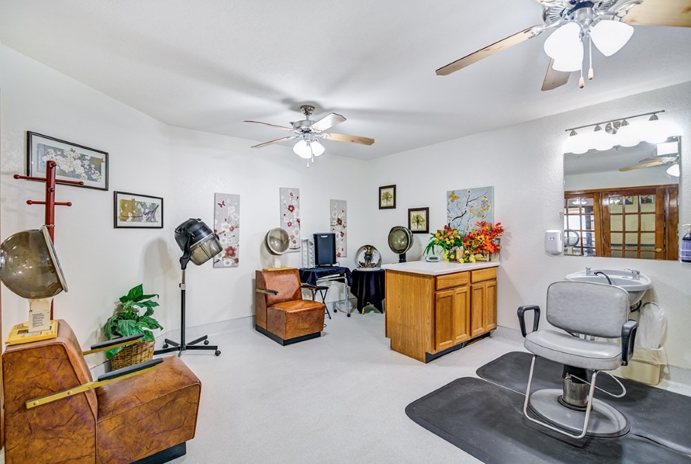 7 Salon Chisholm Court