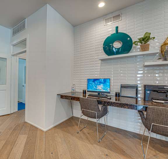Study area at Vue Live Oak Apartments, Dallas, TX