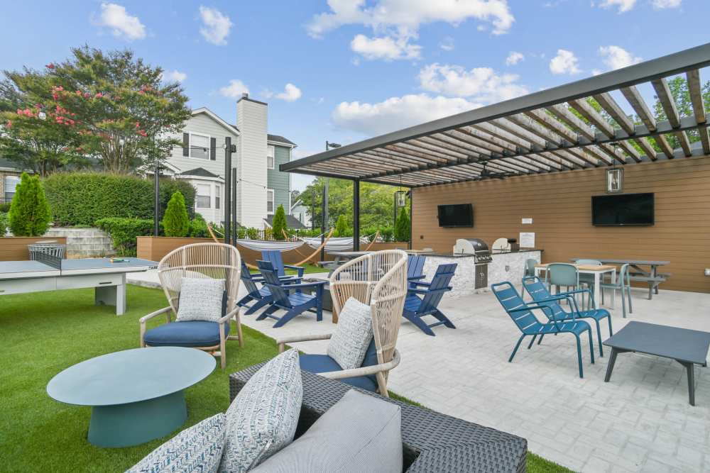 Outdoor grilling space with dining space at Highlands at Alexander Pointe in Charlotte, North Carolina