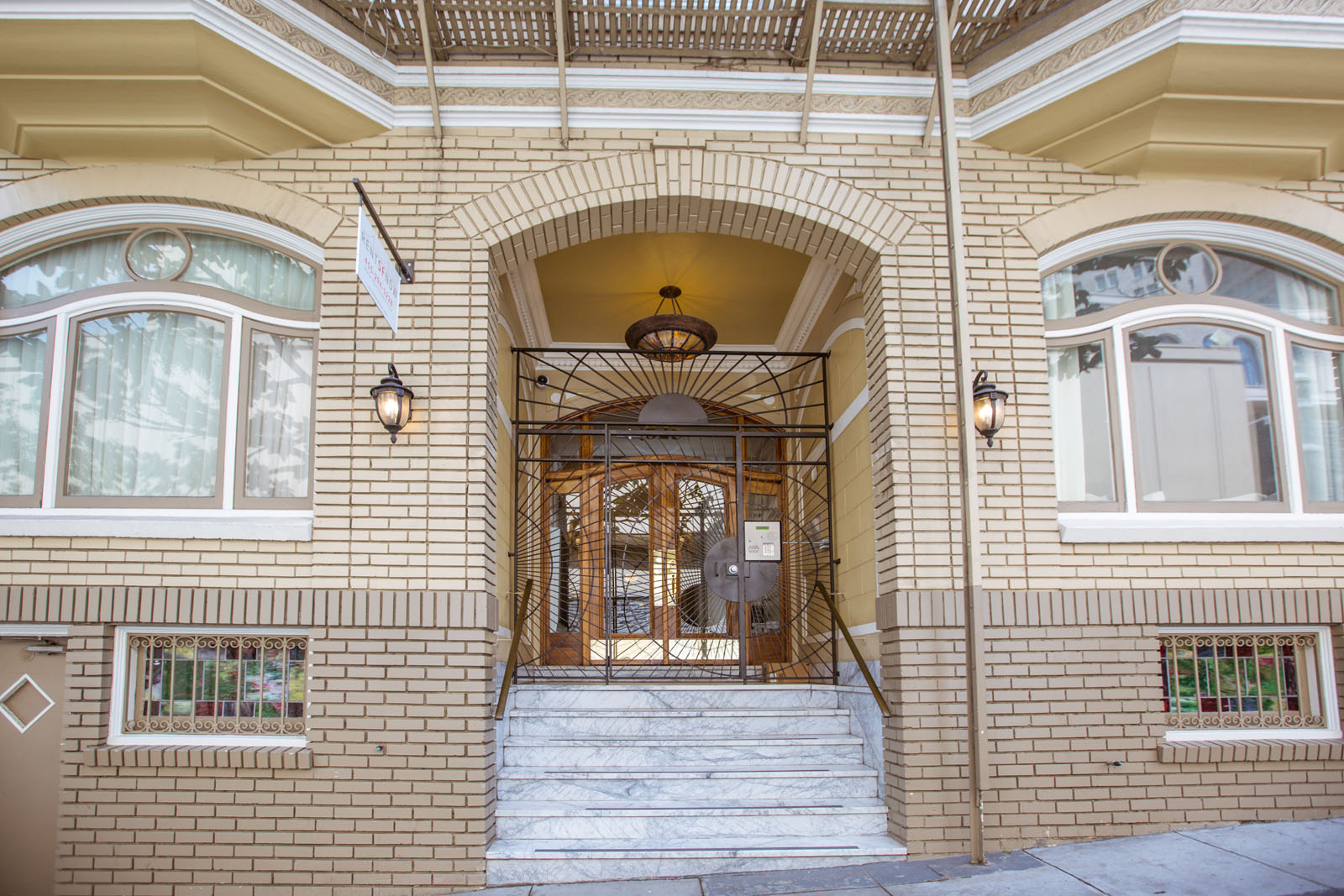 825 Pine Building Photo 3