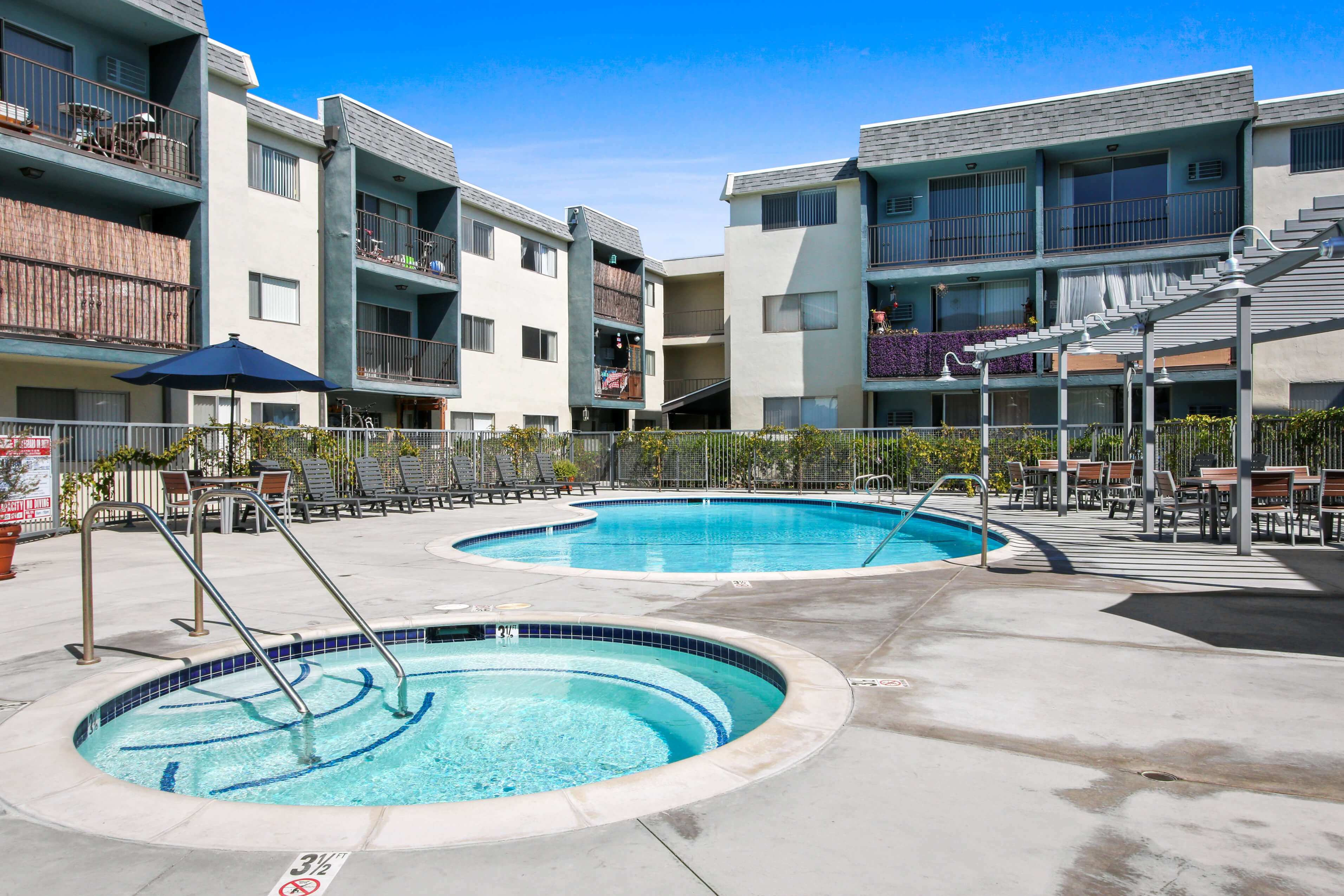 Sun Dial Francis Apartments photo