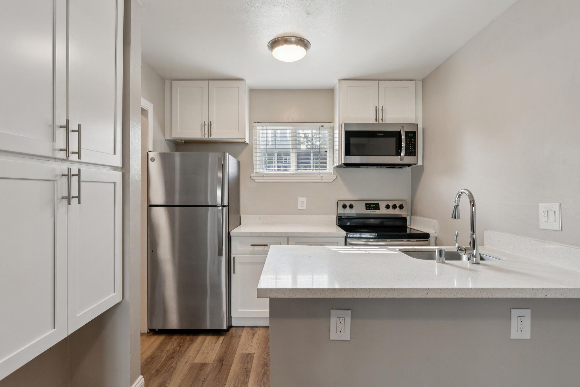 Sun Valley Apartments photo
