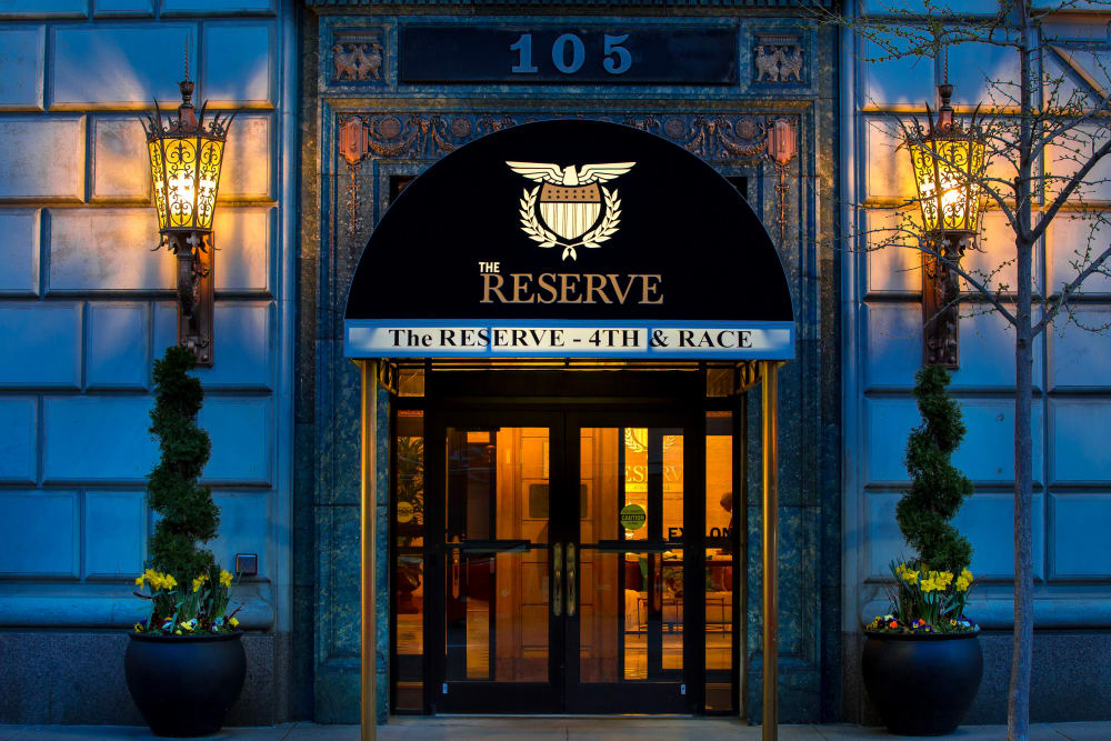 The Reserve at 4th and Race showcase a cozy living room in Cincinnati
