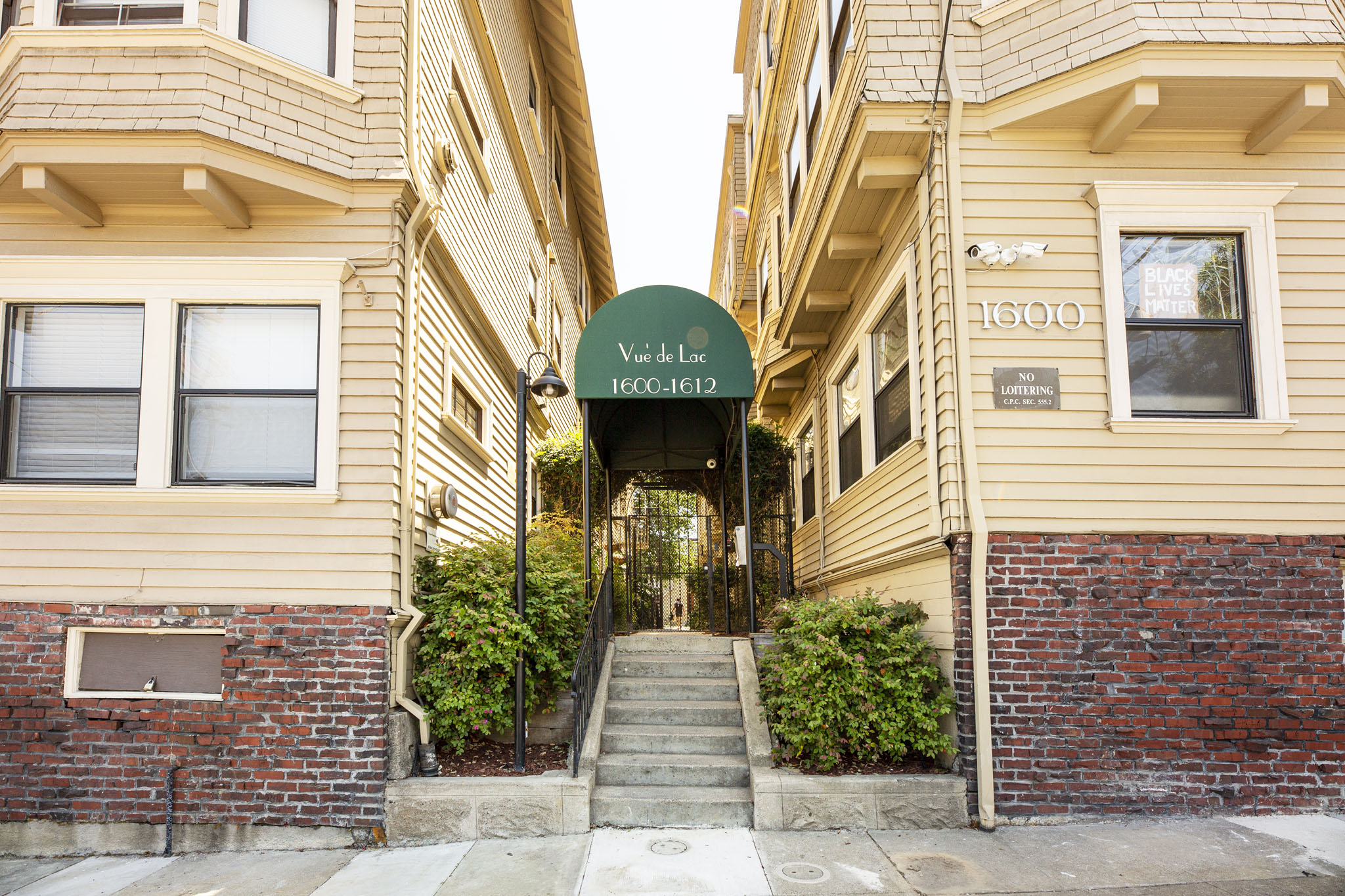 Vue de Lac Apartments Building Photo 3