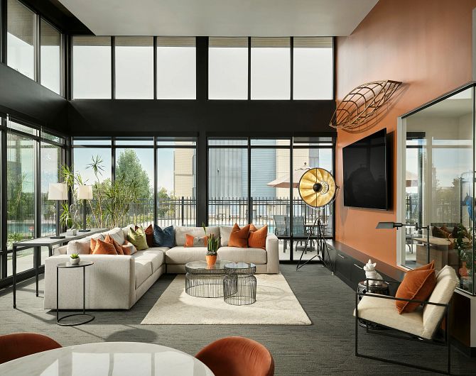alt="Clubhouse lounge with TV and free wi-fi"