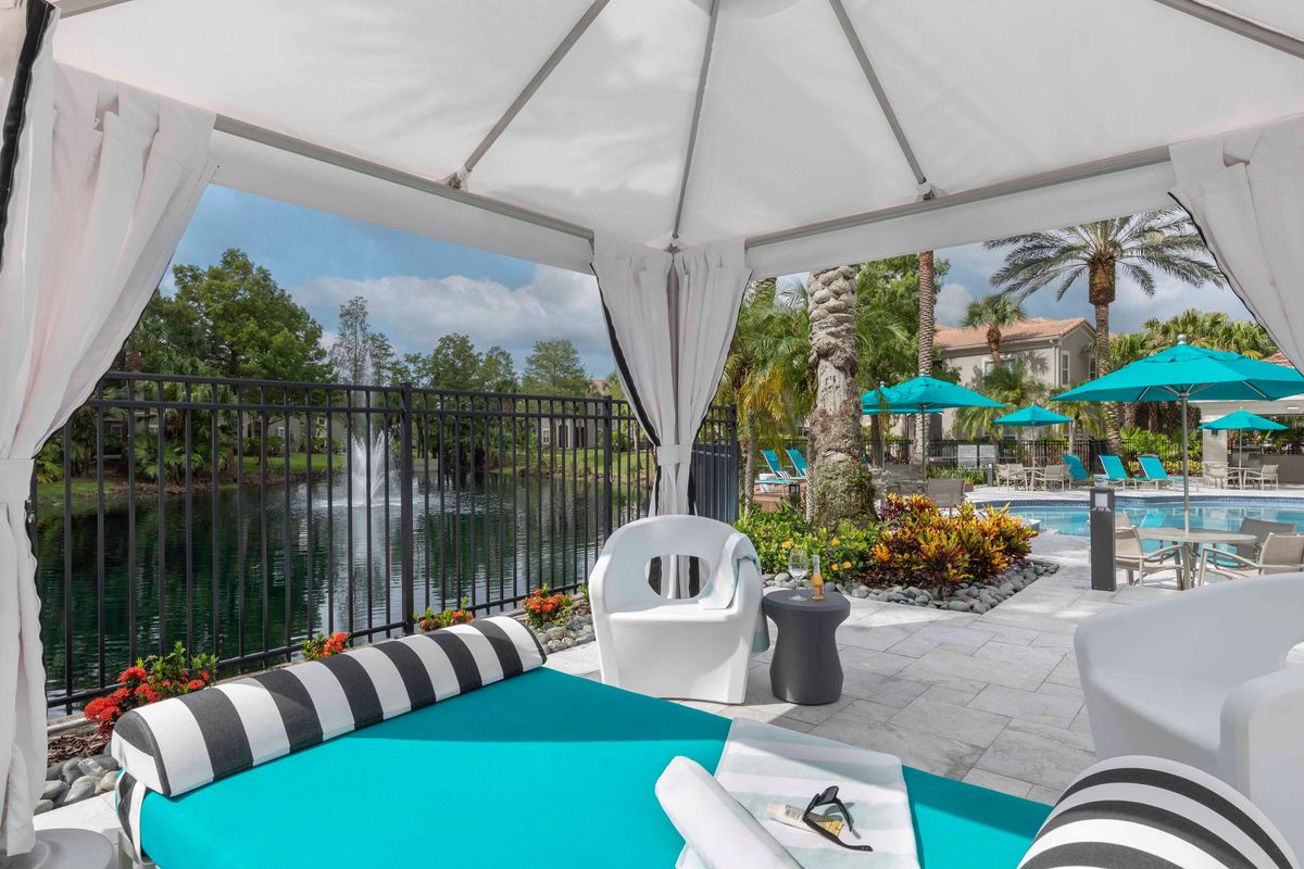 Lake's Edge Apartments photo