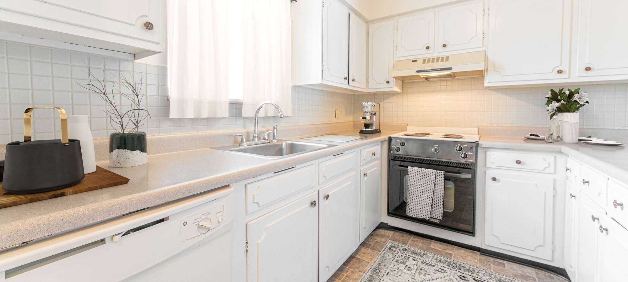 Kitchen at Oaks On Bonhomme in University City Missouri