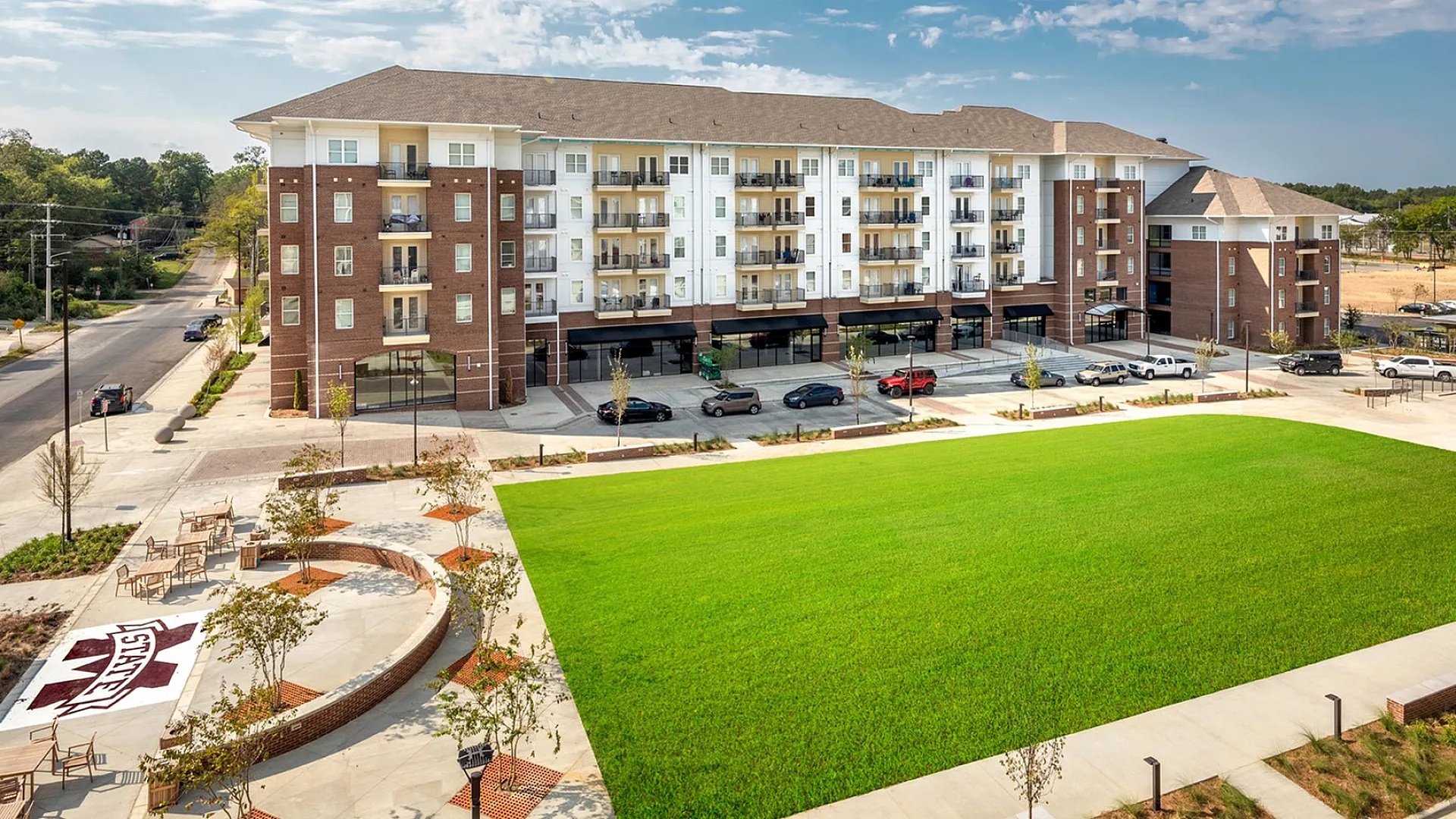 Aerial view of building exterior and lawn at College View apartments in Starkville, MS.