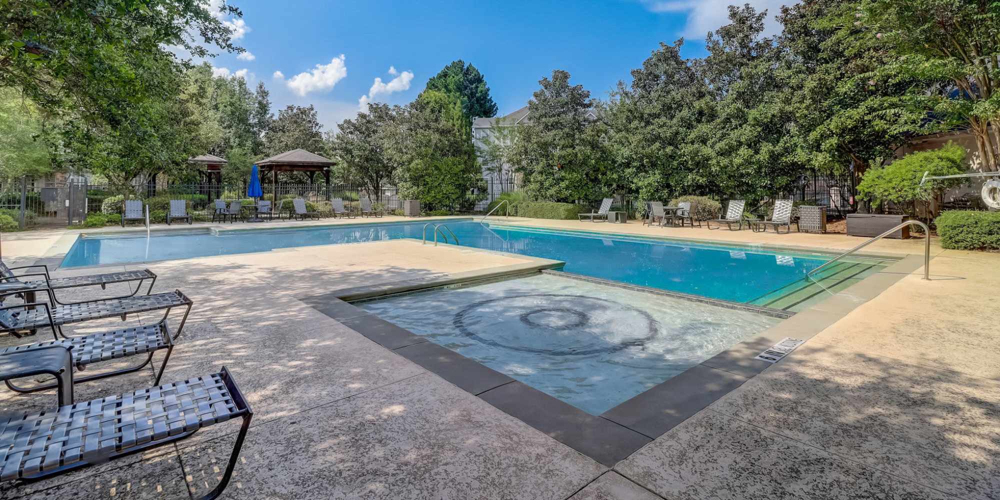 Relaxing outdoor pool at Parkway Grand, Decatur in GA