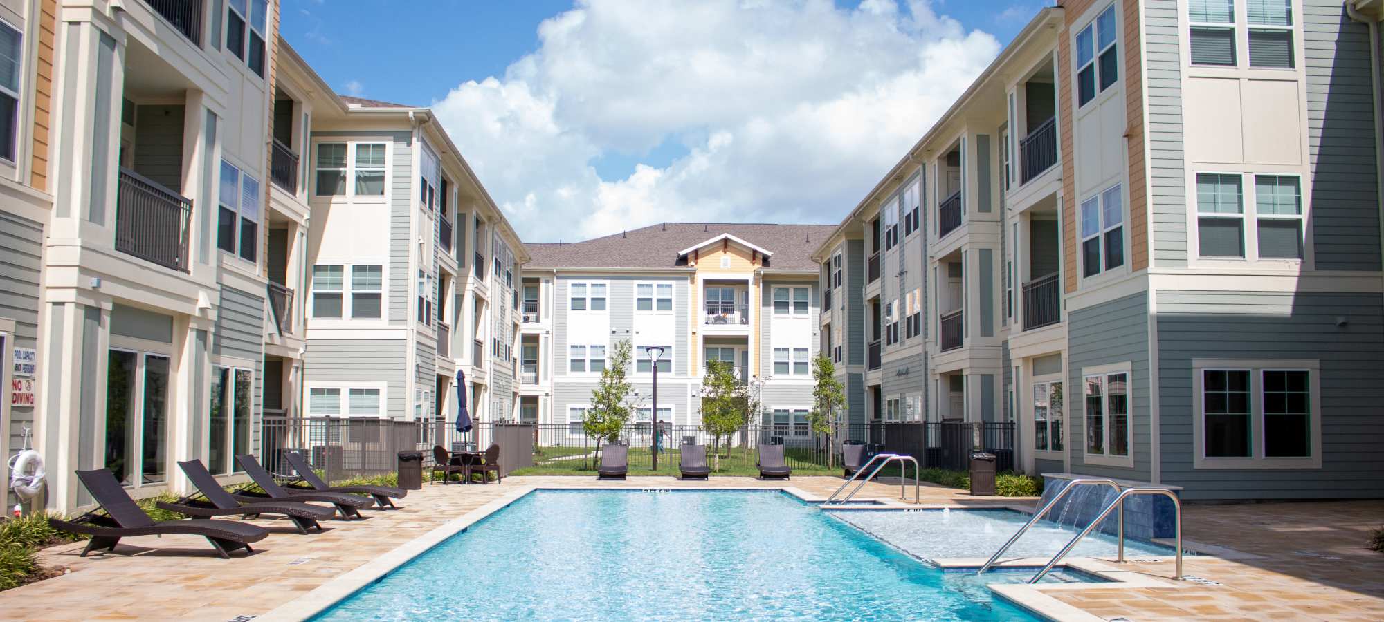 Apartment with swimming pool at The Bammel in Houston, Texas