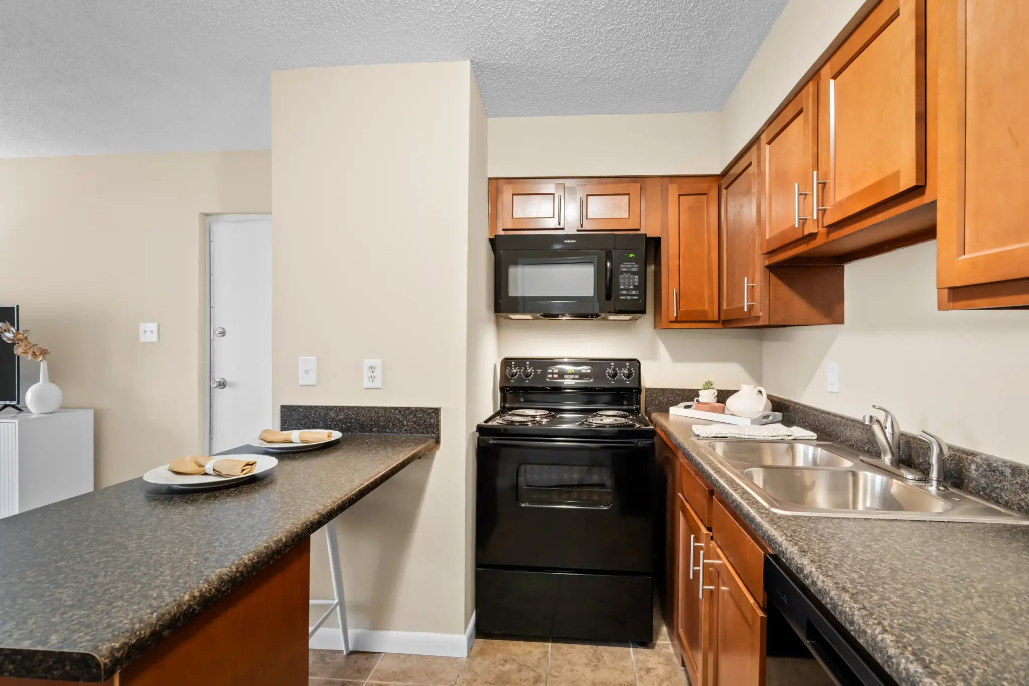 05-4031 Airport Blvd-105