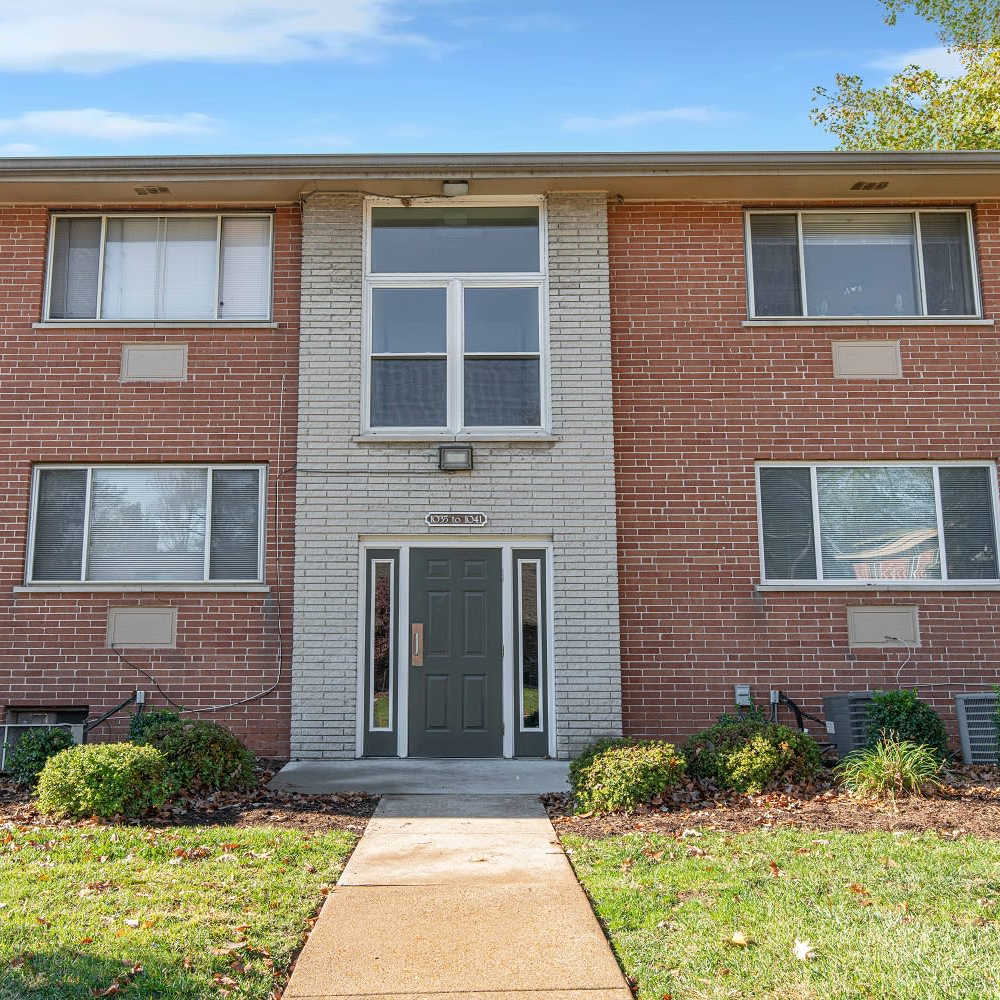 Front view of apartment at Stanford Place Apartments in Saint Louis, Missouri