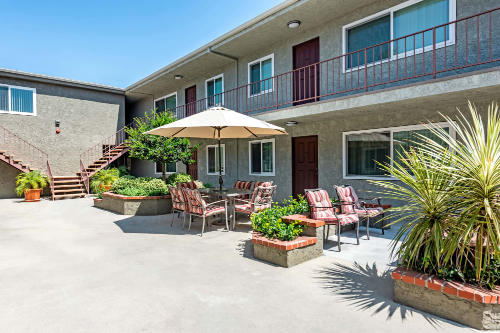 Beautiful courtyard with planters at The Diplomat in Studio City, CA