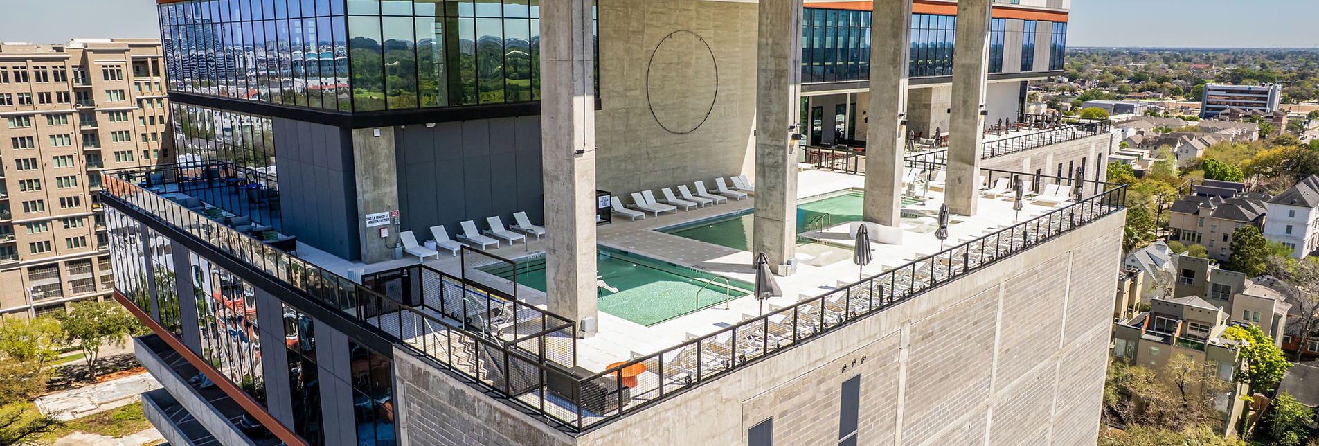Rooftop pool with city views, Hermann Park apartments