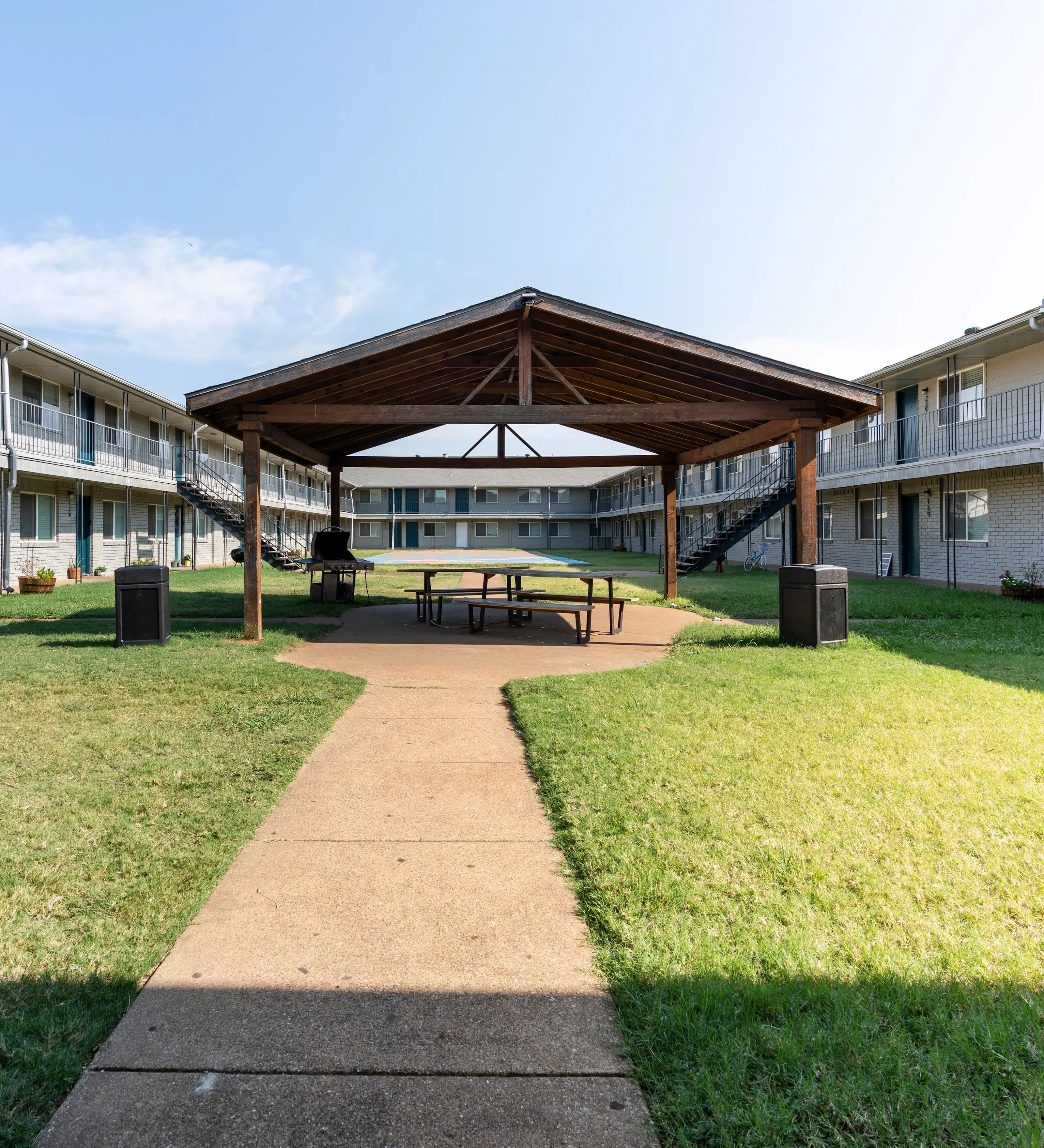 Outdoor courtyard with grilling area and lounge seating at Avalon Apartments Arlington TX, great for working families, traveling nurses and young families