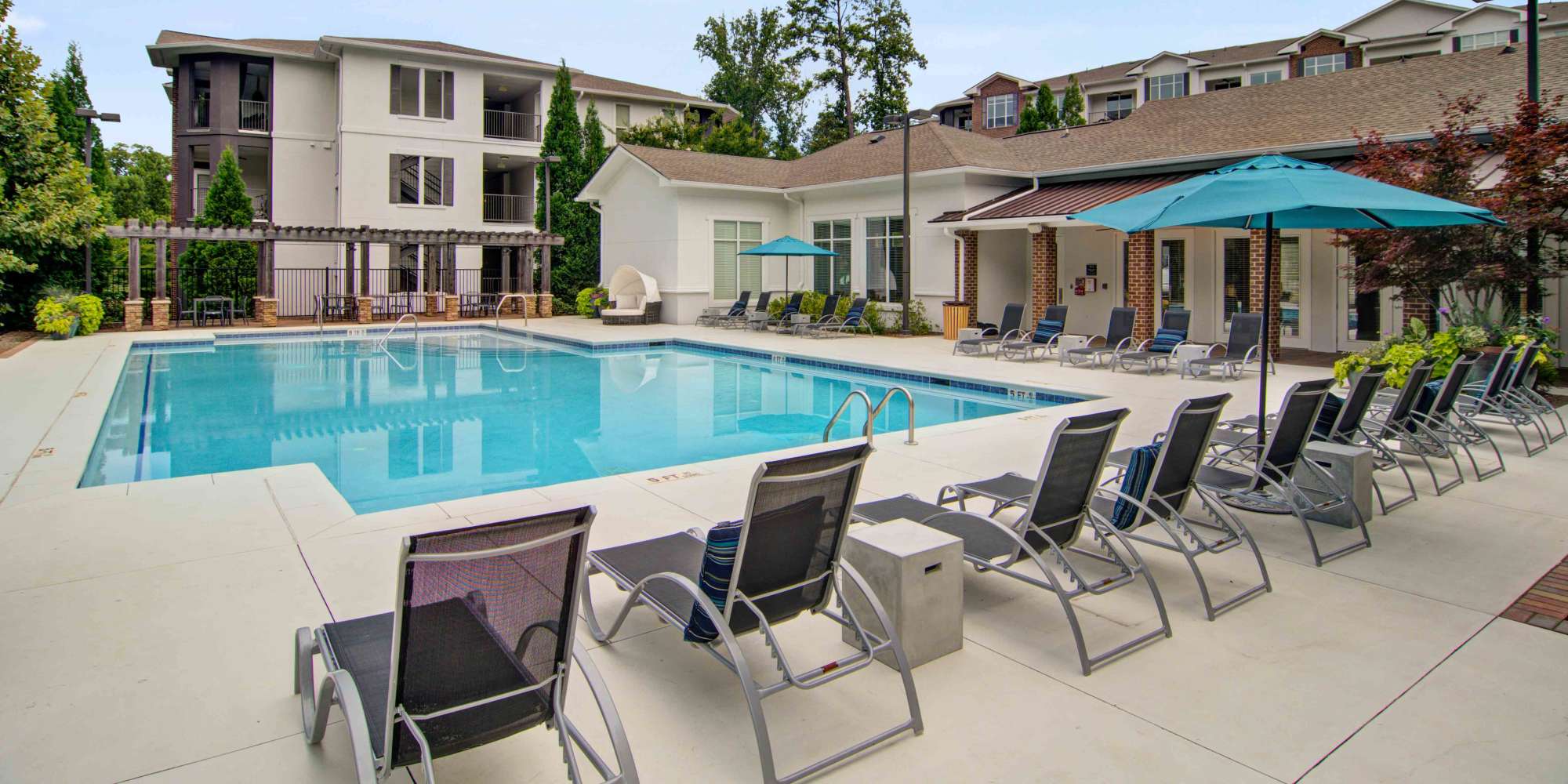 Pool with seating at Twenty25 Barrett, Kennesaw in GA