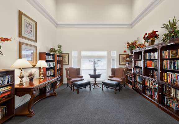 A room filled with bookshelves and a table with chairs.
