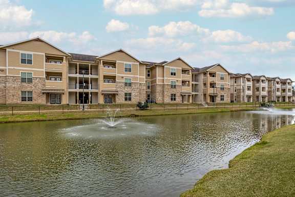 Lake at La Veranda at Polly Lane Apartments in Lafayette, LA