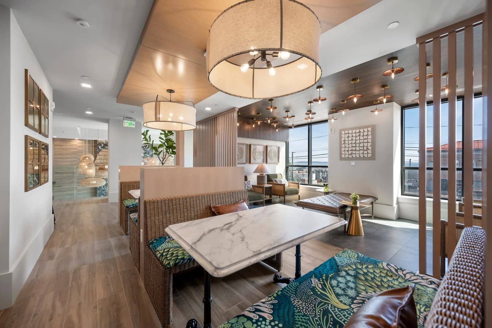 Revio_INT_Amenities_CoworkingLoungeBoothTablesWithWindowView_Gunnar_Sept2025
