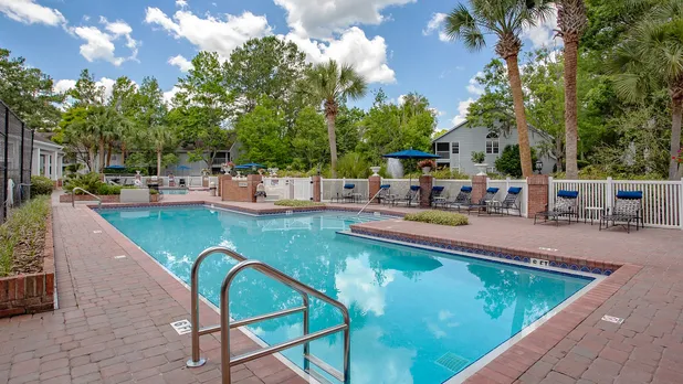 Sparkling swimming pool at Huntington Lakes Apartments