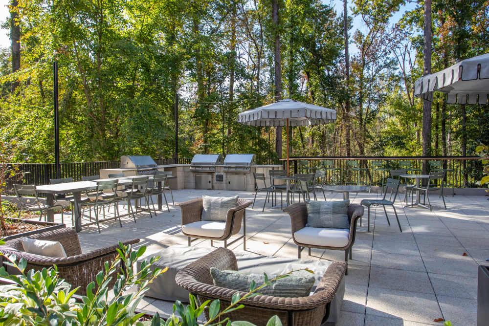Outdoor lounge and grill area St. Albans Lofts in Raleigh, North Carolina