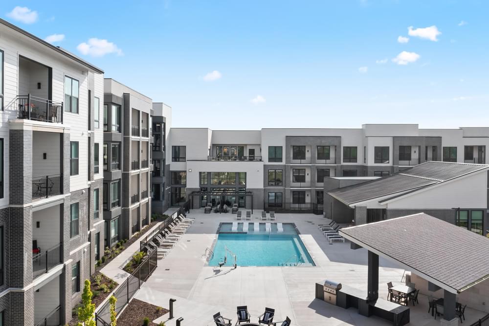 Resort-style pool & cabanas