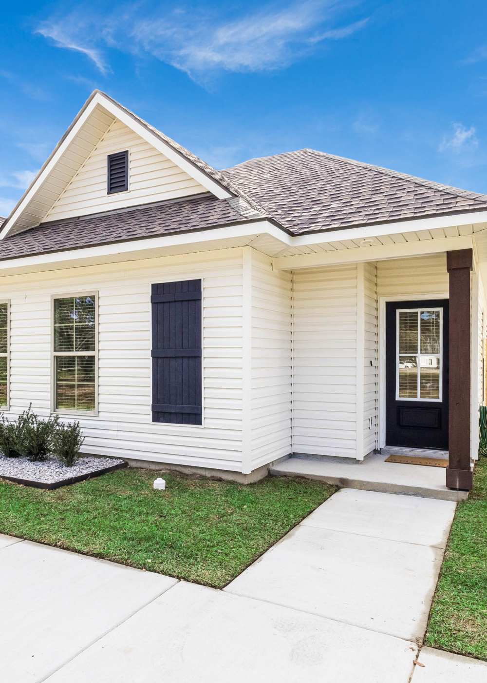 Apartment exterior view at Cottages at Creekview in Lafayette, Louisiana