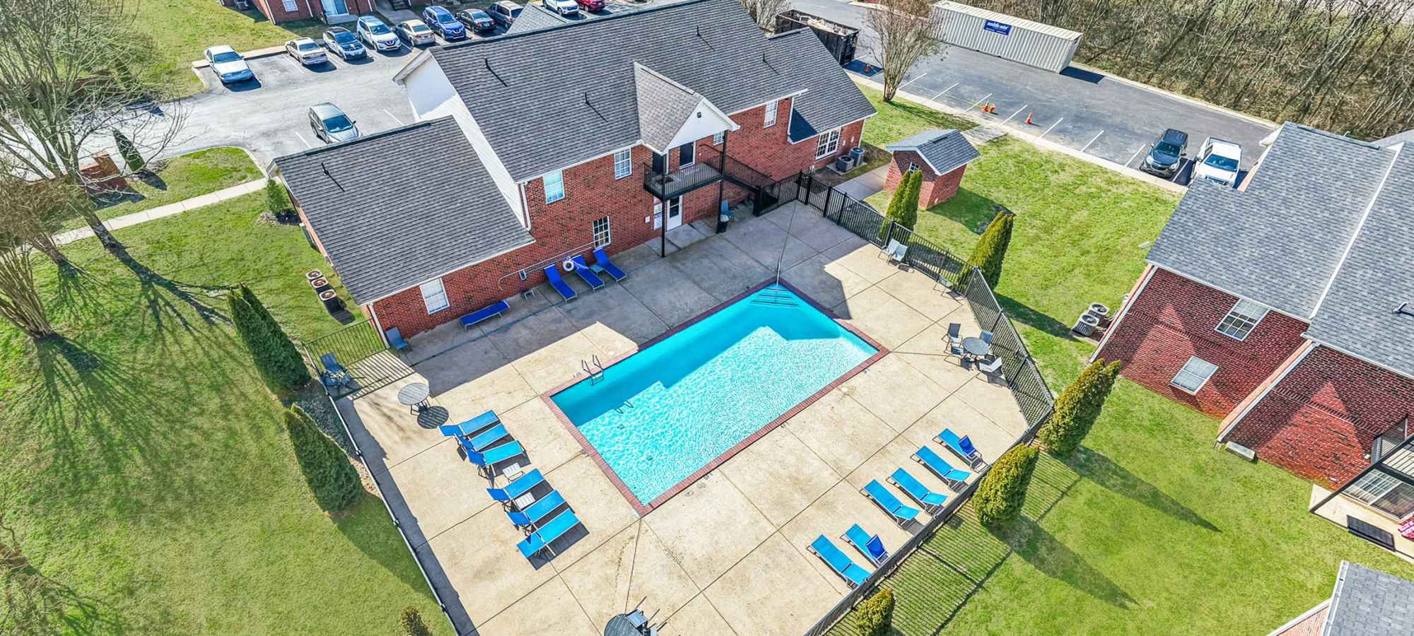 Saddlebrook Apartments Pool and Sundeck Lounge