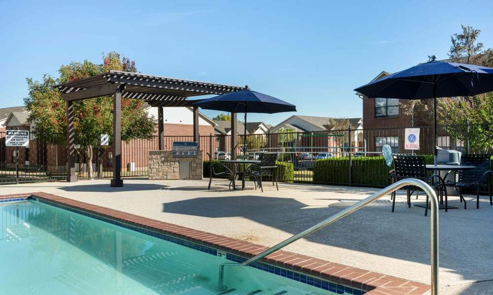 Pool and barbeque area at Yukon on 15th in Yukon, Oklahoma