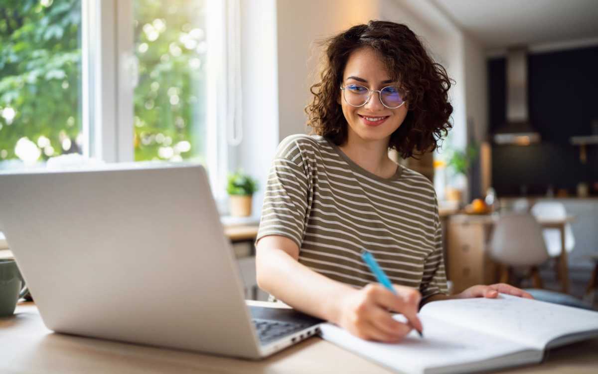 Resident working from home at Malloy Bridge in Seagoville, Texas