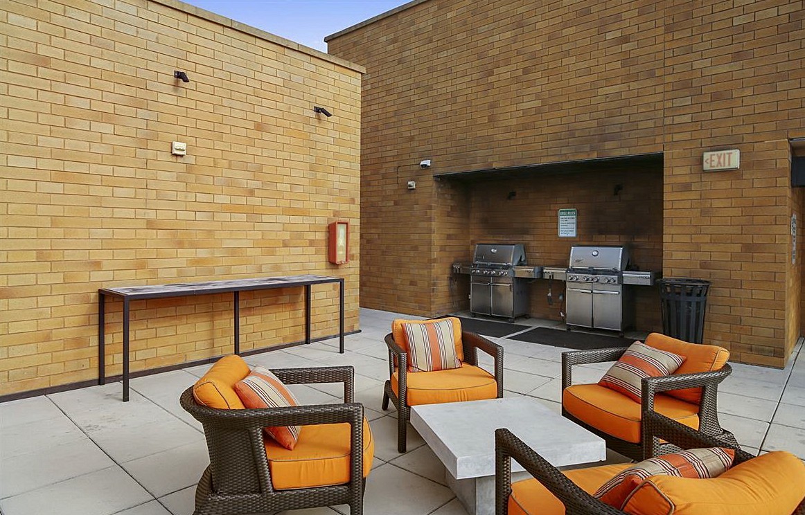 910MStNW304-18-RoofDeck2