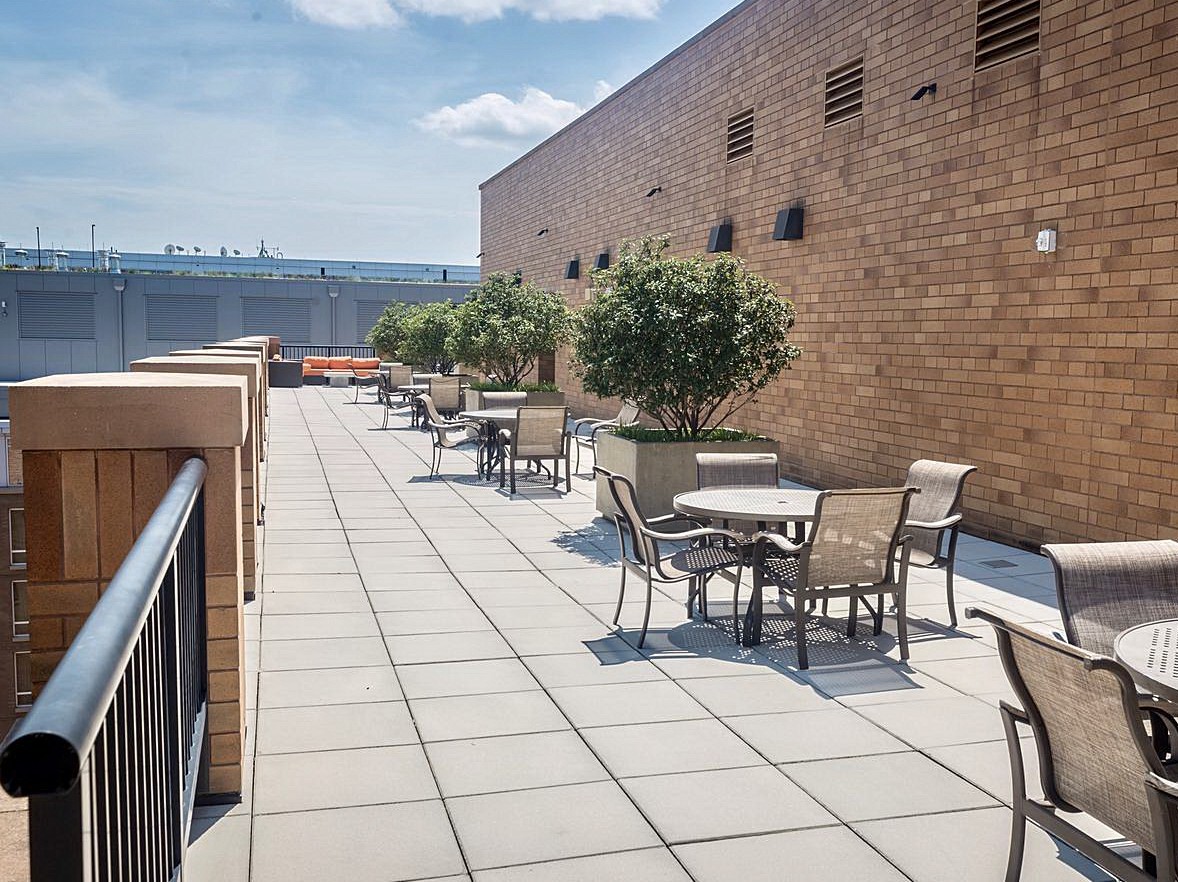 910MStNW304-17-RoofDeck