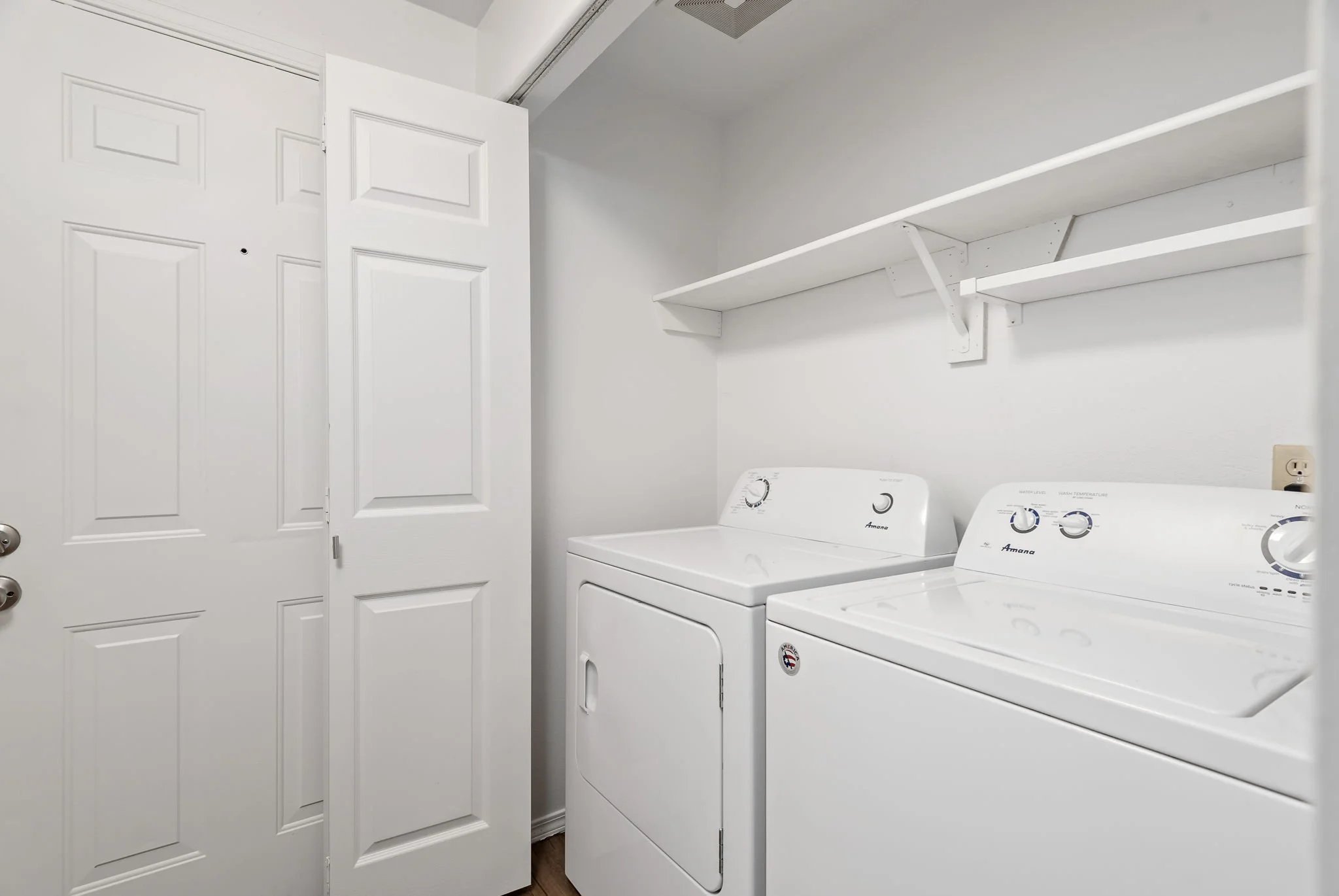 4-web-or-mls-1601 Anacortes #201 & #302-2.jpg