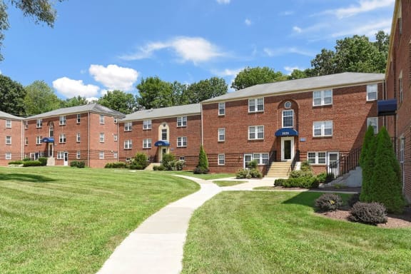 Courtyard Views at Cross Country Manor Apartments, Baltimore, Maryland