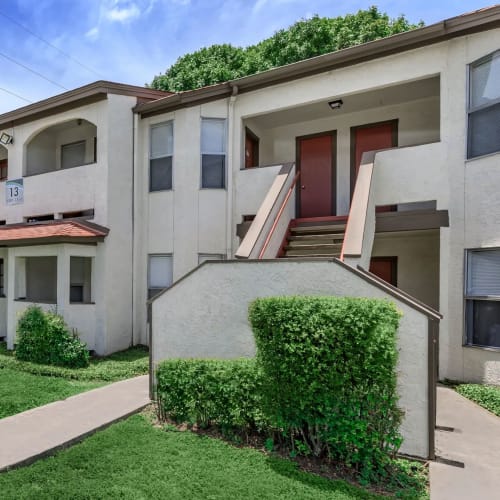 Exterior of an apartment building at Villas de Toscana in San Antonio, Texas