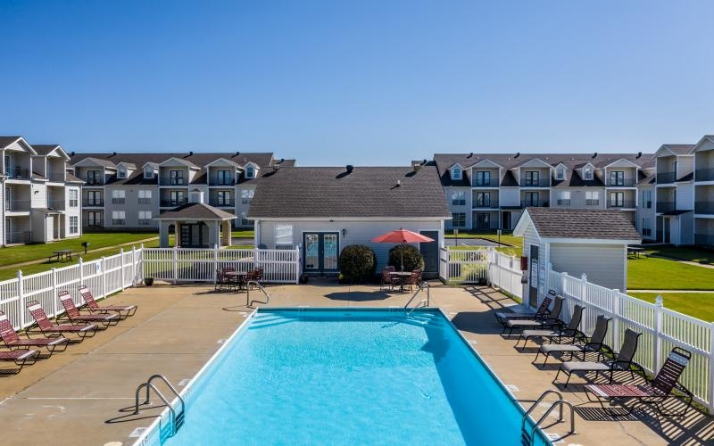 a swimming pool behind a building