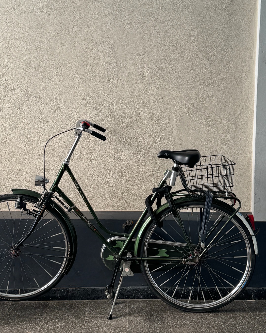 Gear up and go. Julius's dedicated bike lobby, repair station, and gear room make two-wheel living effortless, and Mill River Park is right there waiting. Tour today at the link in bio. 🚲  #LiveJulius #StamfordCTApartments #Bozzuto #BozzutoLiving #DowntownStamford #LivingExperience